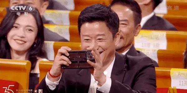 华为中兴手机怎么样
:吴京又拿出手机拍照，iPhone已经弃用，换成了最美国造的机器！