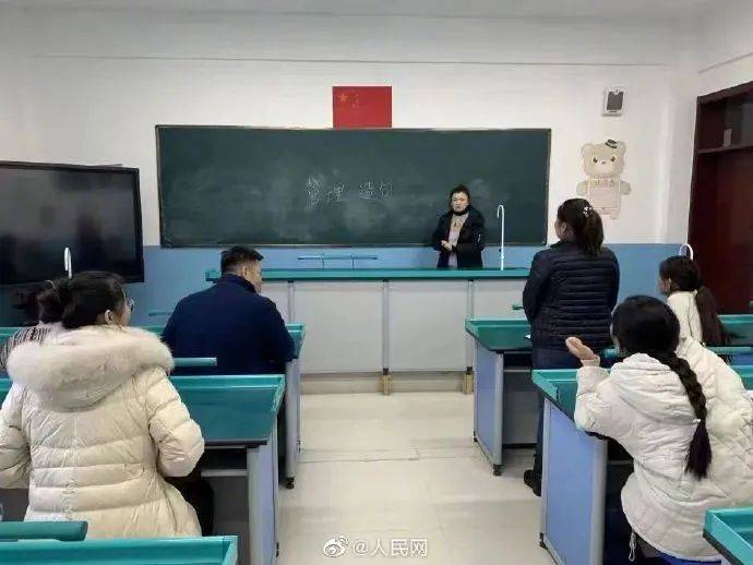 苹果小刘海学生版:暖心！老师用定制版小纸条鼓励学生......听，教育早新闻来啦！