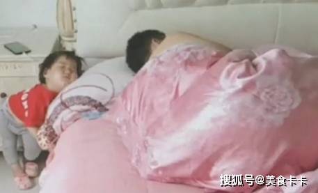 哄你睡觉苹果版:奶爸“自我式”带娃睡觉火了，萌娃靠在床边：太难了！