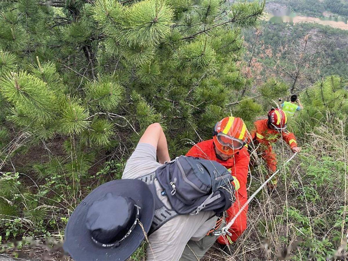 手机绳:两“驴友”爬山走野路被困，武汉黄陂消防紧急救援