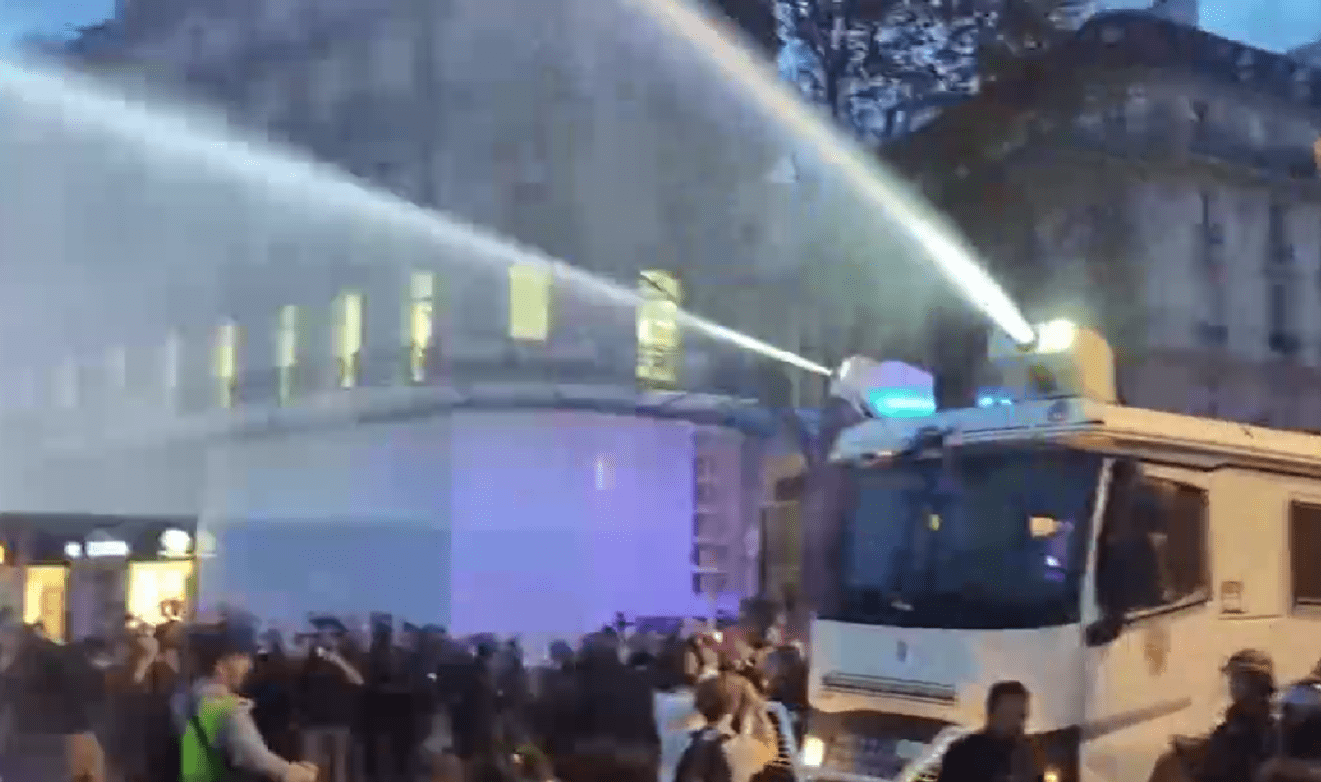 法国街头爆发大规模抗议：警方动用高压水枪 老人妇女遭追赶